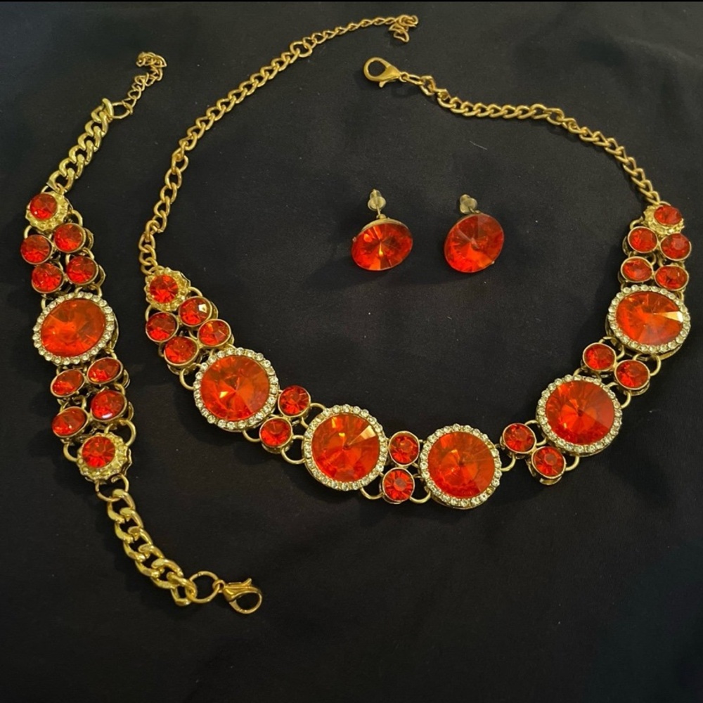 Beautiful New Boutique Red and Gold 3 Piece Necklace Set